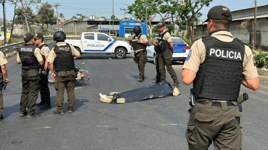 Un presunto delincuente fue abatido por la Policía Nacional en el viaducto que une a la Perimetral con la vía a Daule.