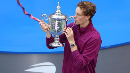 Jannik Sinner, tenista italiano, besa el trofeo luego de lograr el título en el Abierto de Estados Unidos.