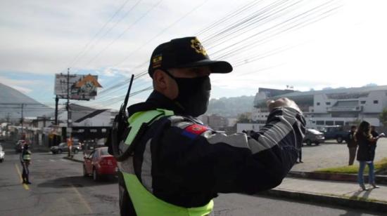 Imagen referencial de un operativo de la AMT en el exterior del estadio Rodrigo Paz Delgado en Quito, en 2023.