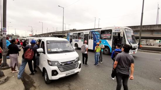 En el sector de la Entrada de la 8, en la vía Perimetral (al noroeste de Guayaquil) furgonetas mitigaron la falta de buses urbanos cobrando USD 1 por traslado.