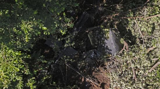 Vista aérea muestra los restos del helicóptero militar que se estrelló la víspera en Pasaquina, El Salvador, el 9 de septiembre de 2024.