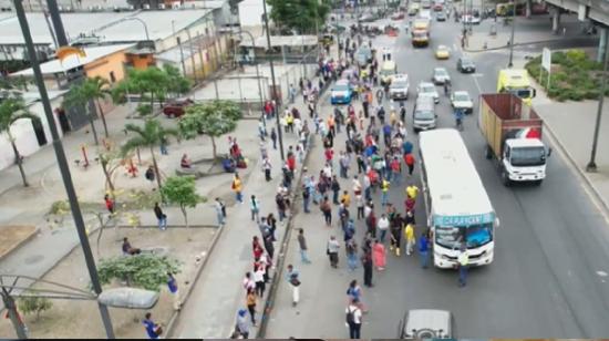 Paro de buses urbanos se mantiene por segundo día en Guayaquil