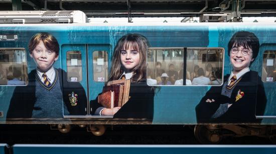 Un tren imágenes de Ron Weasley (izq), Hermione Granger y Harry Potter, en Japón, cerca a los estudios de Warner Bros. en Tokio.