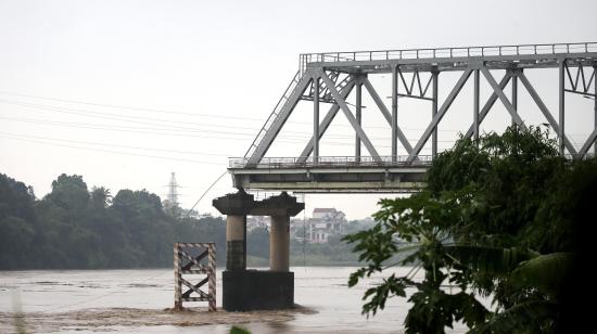 Lo que queda del puente Phong Chau, el 9 de septiembre de 2024, después que gran parte de él se desprendiera tras el paso del tifón Yagi en Vietnam.