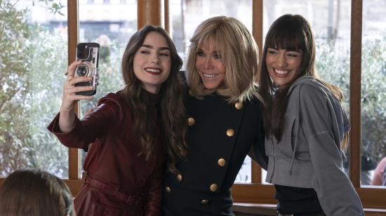 La actriz Lily Collins (izq), la primera dama de Francia Brigitte Macron y la actriz Thalia Besson.