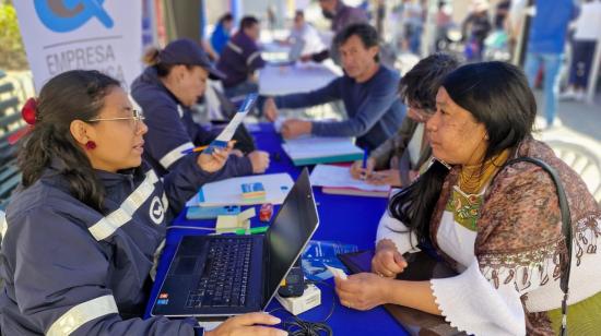 Clientes piden información a una brigada de la Empresa Eléctrica Quito (EEQ), el 6 de septiembre de 2024.