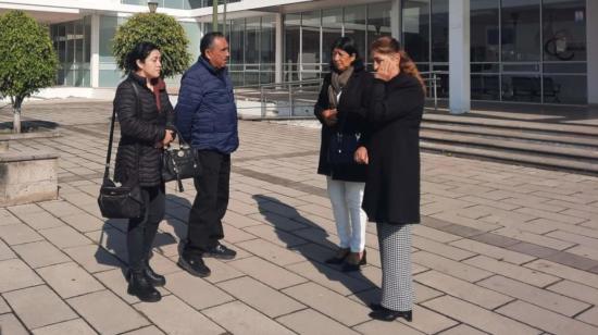 Los familiares afuera de la Unidad Penal después de recibir la sentencia.