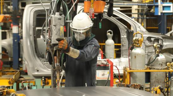 Un trabajador en la planta de ensamblaje de la marca Chevrolet en Ecuador, septiembre de 2024.