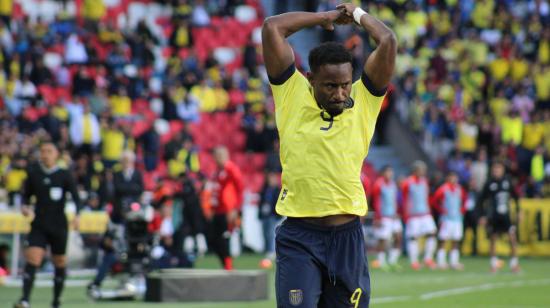 John Yeboah anima a los hinchas, durante el encuentro de Ecuador ante Perú, el 10 de septiembre de 2024.