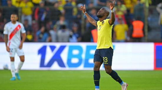 Enner Valencia celebra su gol, que sirvió para que la Tri derrote a Venezuela, este martes en el estadio Rodrigo Paz Delgado.