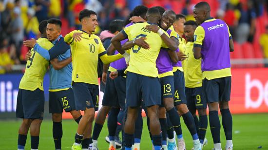 Los jugadores de Ecuador celebran su triunfo ante Perú, en el estadio Rodrigo Paz Delgado, el 10 de septiembre de 2024.