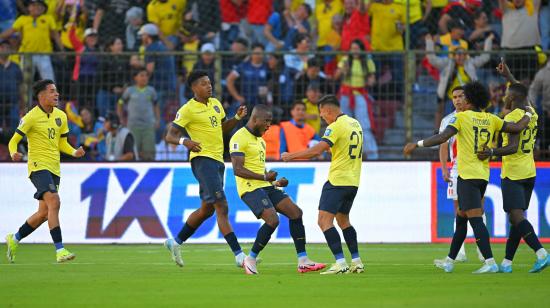 Los futbolistas de la selección ecuatoriana festejan un gol ante Perú por las Eliminatorias, en Quito, el 10 de septiembre de 2024.