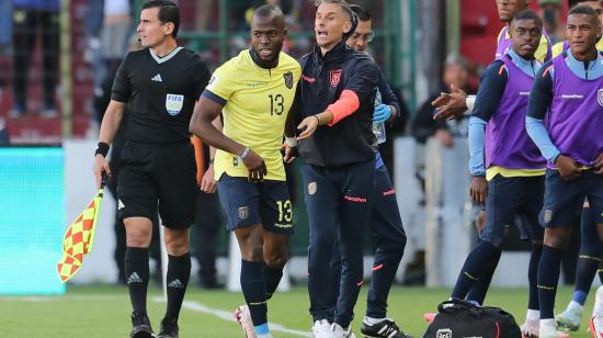 Sebastián Beccacece, DT de la Tri, celebra con Enner Valencia el gol de la victoria ante Perú, este martes 10 de septiembre en el estadio Rodrigo Paz Delgado.