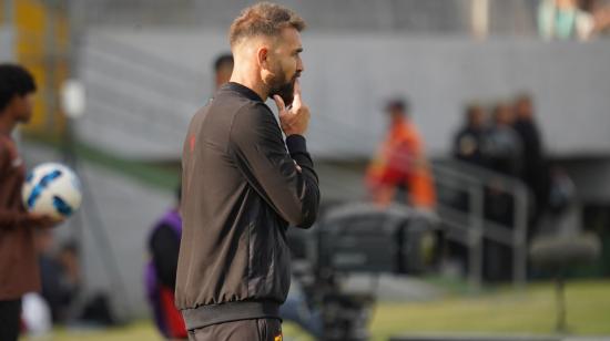 El entrenador Sebastián Blázquez dirige un partido con Aucas en el estadio Gonzalo Pozo Ripalda, el 1 de septiembre de 2024.