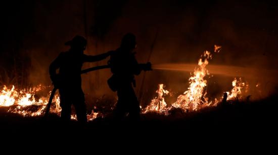 Quito: Seis hectáreas se consumieron por incendio forestal en el Ilaló, en el Quinche se realizan descargas de agua desde helicóptero