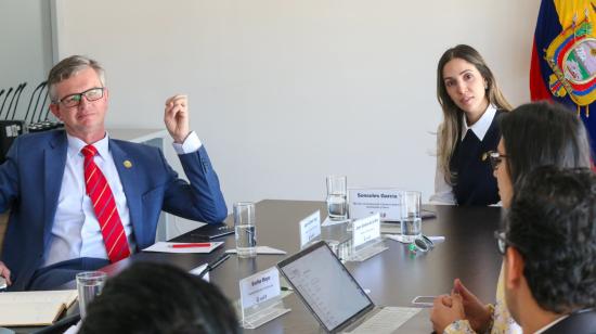 El ministro de Finanzas, Juan Carlos Vega, en reunión con otros miembros del gabinete del presidente Daniel Noboa, 3 de septiembre de 2024.