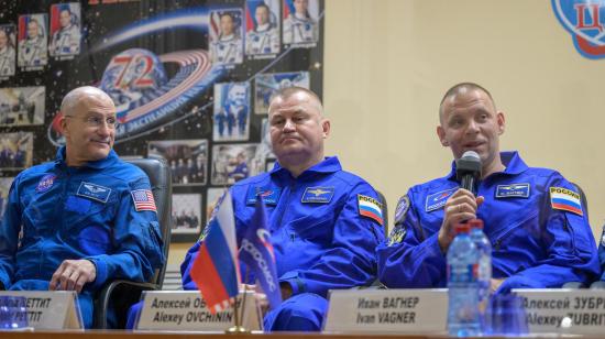 Los tripulantes de la expedición 72 a bordo del Soyuz MS-26 de Rusia, Don Pettit (NASA, izq.), Alexey Ovchinin (Roscosmos, centro) y Ivan Vagner (Roscosmos, der.), en una fotografía capturada el 10 de agosto de 2024.