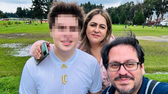 MARC y sus padres en un parque, en 2024.