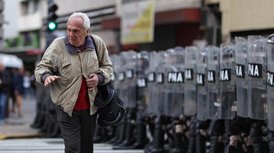 Un jubilado durante una manifestación en los alrededores del Congreso de Argentina, el 11 de septiembre de 2024, en Buenos Aires.