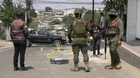 Personal de la Policía y Fuerzas Armadas llegan al sitio donde se registró el ataque, la tarde de este 11 de septiembre, en Manta.