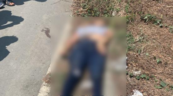 El cuerpo sin vida de una mujer de unos 25 años, fue hallado en una vereda en el norte de Guayaquil, este 11 de septiembre de 2024.