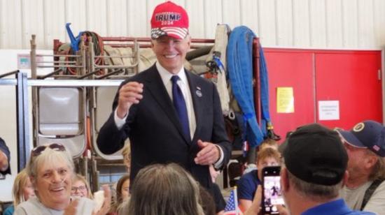 Biden se pone una gorra de Trump en un acto poco usual de la campaña de Estados Unidos