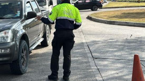 Imagen referencial de un agente de la CTE, en uno de los controles de tránsito en Ecuador.