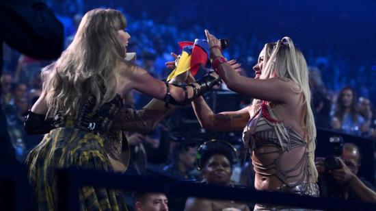 Karol G y Taylor Swift durante los MTV Video Music Awards 2024, 11 de septiembre de 2024.