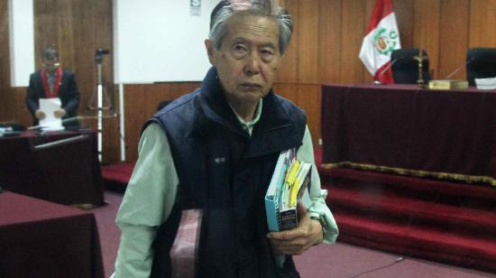 Fotografía de archivo del 15 de agosto de 2014 del expresidente de Perú Alberto Fujimori en una audiencia, en Lima.