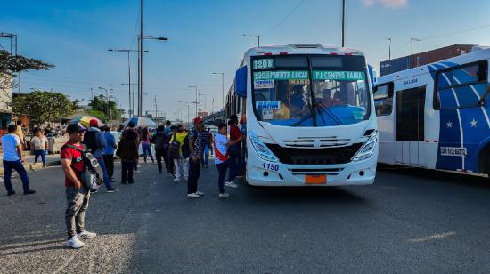 Sigue el paro parcial de buses urbanos en Guayaquil por cuarto día