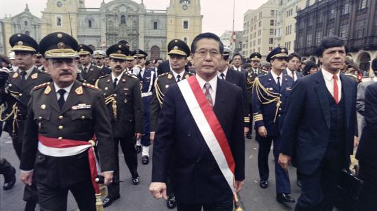 El expresidente de Perú Alberto Fujimori frente a comandantes peruanos en una ceremonia militar en Lima, el 28 de julio de 1991.