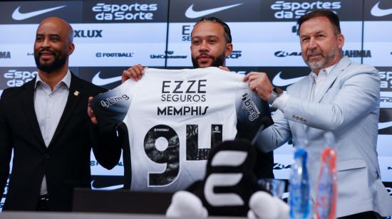 El futbolista neerlandés Memphis Depay (centro), con la camisa del Corinthians durante su presentación junto al presidente del club Augusto Melo (d) y su manager Fabio Soldado (i), el 12 de septiembre de 2024.