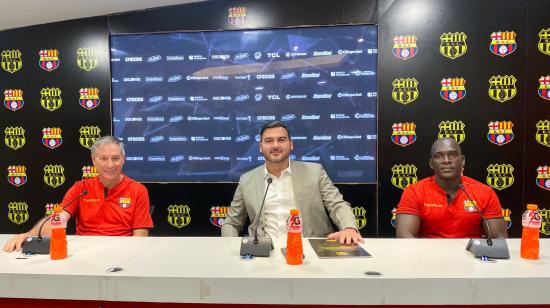 Antonio Álvarez (c), presidente de Barcelona SC, junto al técnico Ariel Holan (i) y Segundo Castillo, asistente.