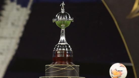 El trofeo de la Copa Libertadores femenina se exhibe antes del inicio de la final entre América de Cali de Colombia y Ferroviaria de Brasil, el 21 de marzo de 2021.