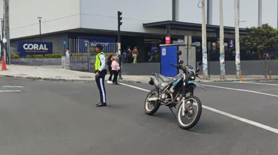 Agente de tránsito en un cierre vial, 12 de septiembre de 2024.