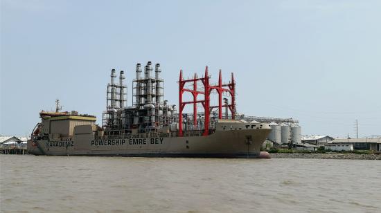 La barcaza eléctrica turca está acoderada de forma temporal en los antiguos muelles de Ecuagran, a orillas del rio Guayas, en el sur de Guayaquil.