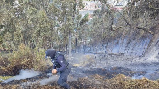 Autoridades de Quito controlan el incendio de El Panecillo del 12 de septiembre de 2024.