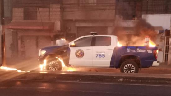 Una camioneta de la Comisión de Tránsito en llamas, 12 de septiembre de 2024.