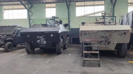 Mantenimiento de vehículos militares en Manabí.