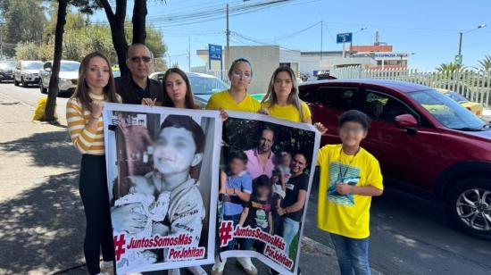 La familia de Johan Cifuentes en un plantón para exigir sus medicinas, en 2024.