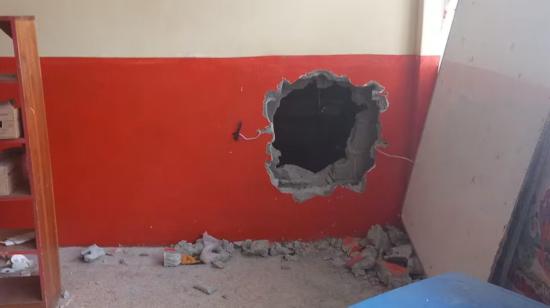 Ladrones perforaron la pared de una escuela para ingresar a una agencia de BanEcuador, en Vinces, reportó la Policía este 13 de septiembre de 2024.