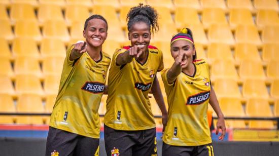 Las jugadoras de Barcelona SC apuntan a la cámara tras celebrar un gol de la Superliga femenina 2024.