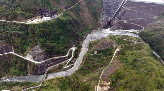 Una imagen aérea del embalse de Mazar, ubicado en el límite entre las provincias de Azuay y Cañar. Foto del 17 de agosto de 2024.