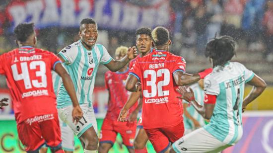 Jugadores de El Nacional y Cumbayá en el partido de la primera etapa de la LigaPro, 30 de marzo de 2024.