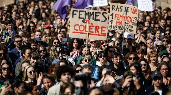 Miles de manifestantes salieron a las calles para demostrar su apoyo a Gisèle Pelicot, víctima de múltiples violaciones organizadas por su marido, el 14 de septiembre de 2024.