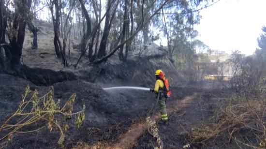 Un bombero trabaja en uno de los incendios forestales en Quito, el 14 de septiembre de 2024.