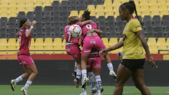 Las jugadoras de Dragonas IDV celebrando su gol ante Barcelona SC en la final de ida, 14 de septiembre de 2024.