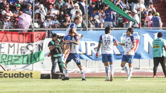 Los jugadores de Imbabura festejan en el partido ante Liga de Quito, el 14 de septiembre de 2024.