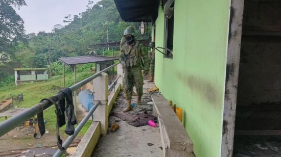 Un grupo de militares realizan un operativo de control en Camilo Ponce Enríquez, el 14 de septiembre de 2024.