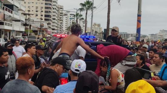 Turistas llevaron al herido a un hospital, en una camioneta.